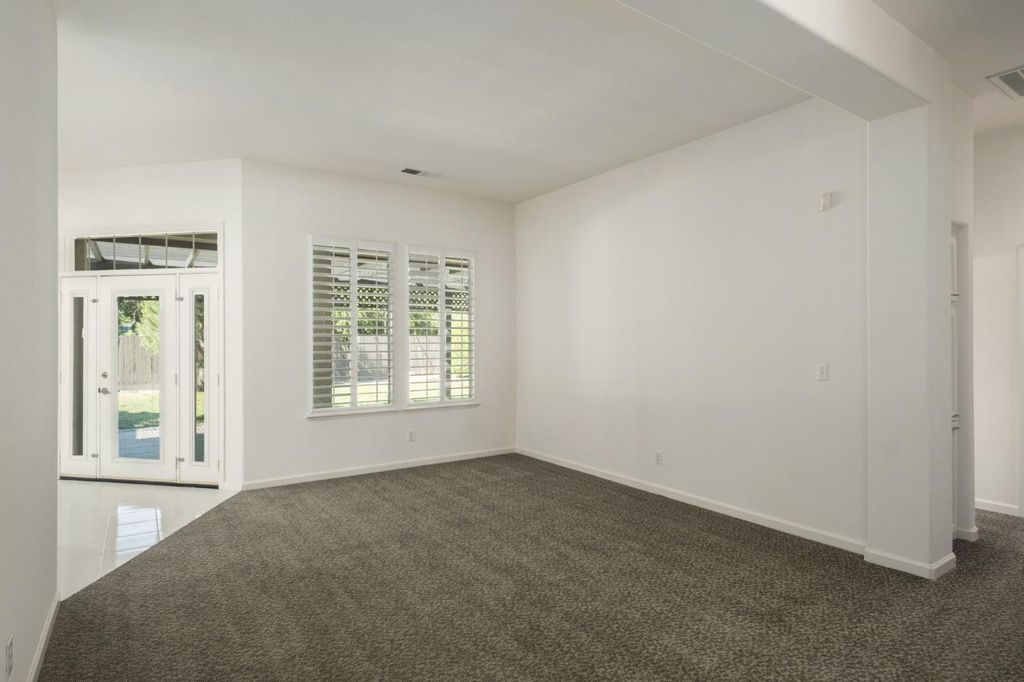 Image 6 of property listing at 512 W Fallbrook Avenue, Clovis, CA 93611
