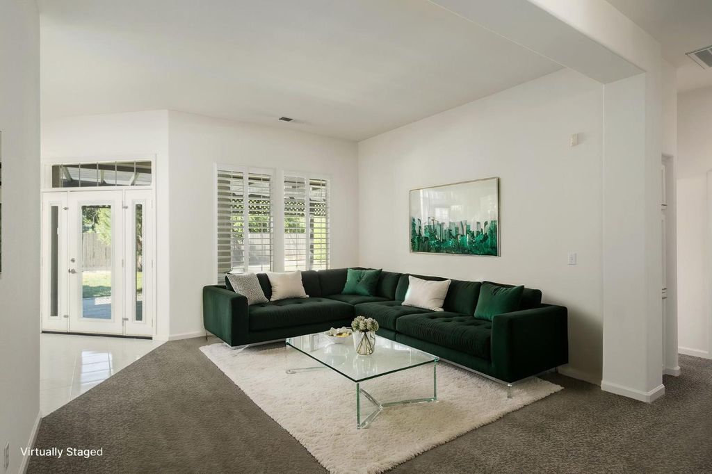 Image 7 of property listing at 512 W Fallbrook Avenue, Clovis, CA 93611