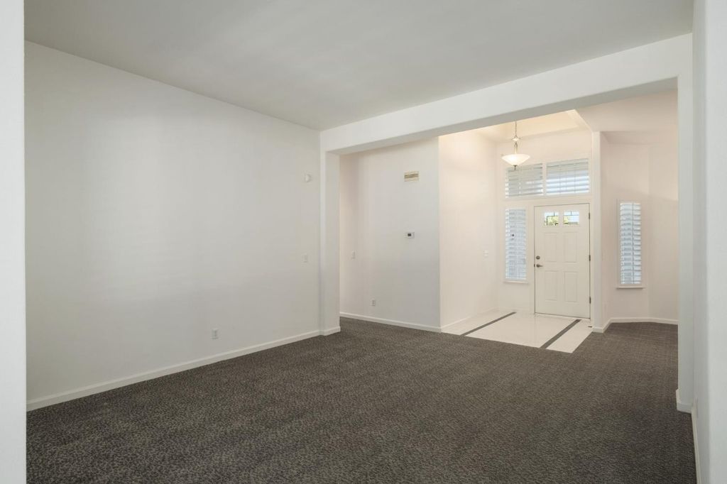 Image 8 of property listing at 512 W Fallbrook Avenue, Clovis, CA 93611