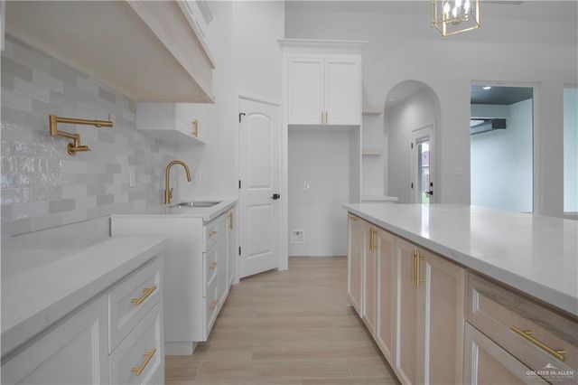 1015 E Pecan Street, Alton, TX 78573