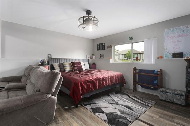 305 193rd Street, Smithville, MO 64089