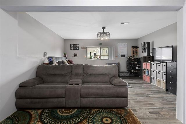 305 193rd Street, Smithville, MO 64089