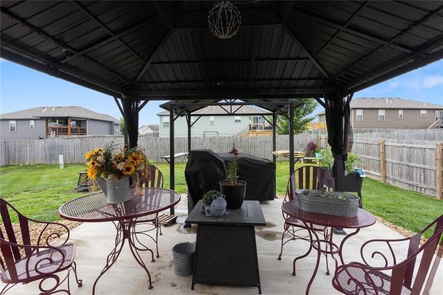 305 193rd Street, Smithville, MO 64089