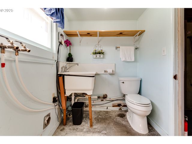 850 SPRUCE St, Junction City, OR 97448