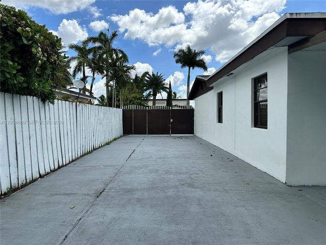 18310 NW 85th Avenue, Hialeah, FL 33015