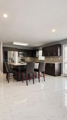 18310 NW 85th Avenue, Hialeah, FL 33015