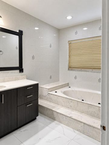 18310 NW 85th Avenue, Hialeah, FL 33015