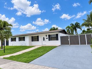 18310 NW 85th Avenue, Hialeah, FL 33015