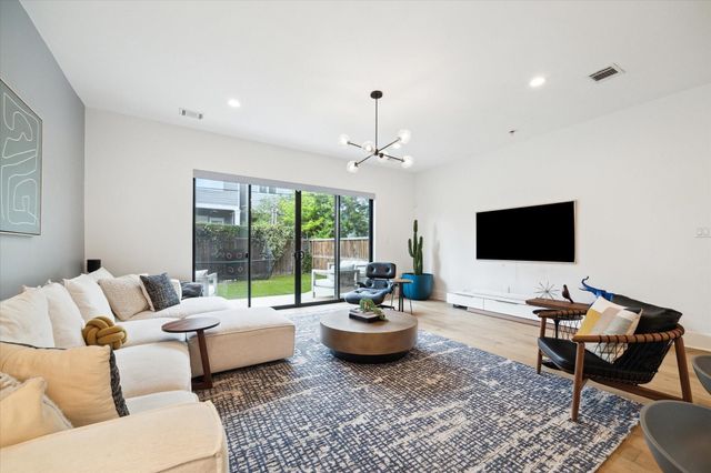 823 Aurora Street, Houston, TX 77009
