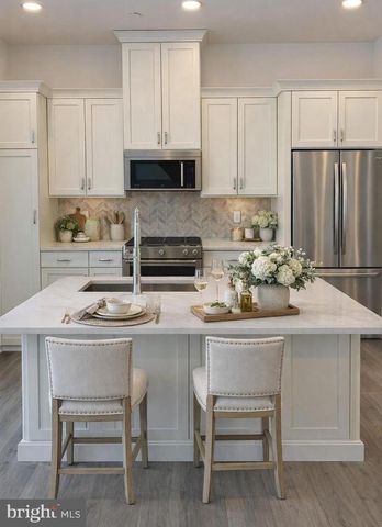 1 OAKWOOD LN, Sellersville, PA 18960