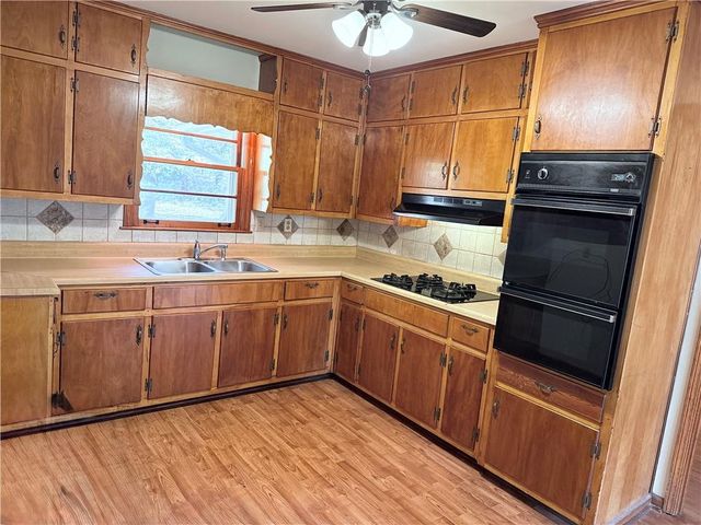 1226 Hickory SW Drive, Lilburn, GA 30047