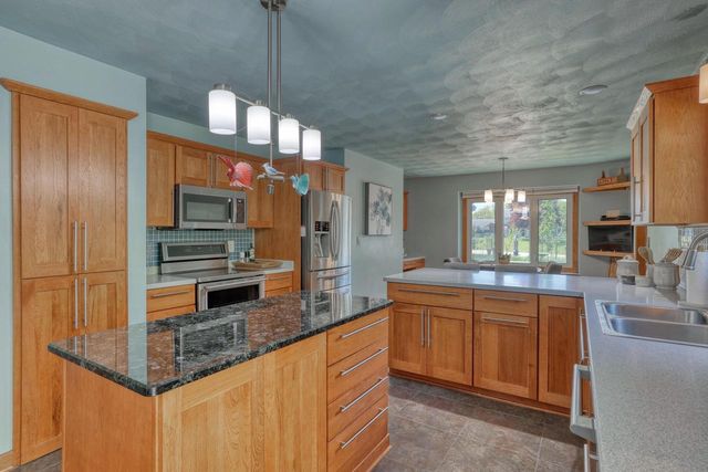 N2W31920 Twin Oaks DRIVE, Delafield, WI 53018