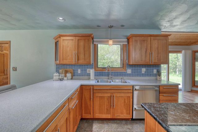 N2W31920 Twin Oaks DRIVE, Delafield, WI 53018