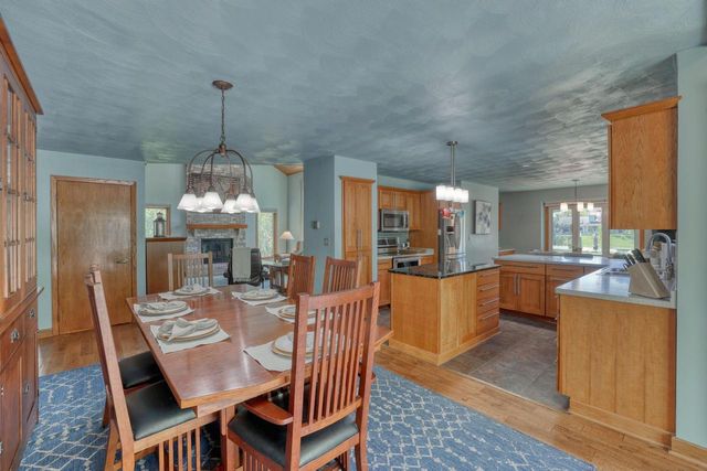 N2W31920 Twin Oaks DRIVE, Delafield, WI 53018
