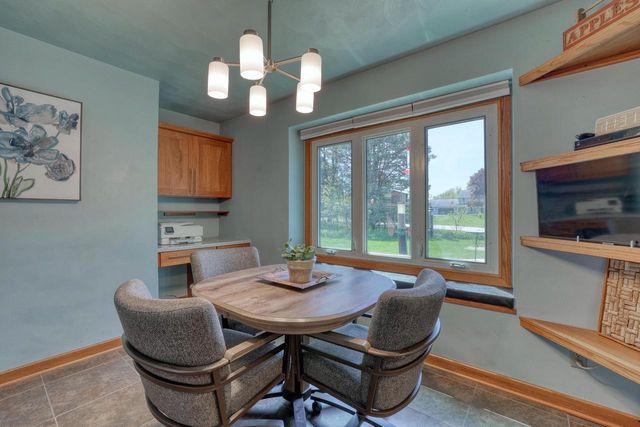 N2W31920 Twin Oaks DRIVE, Delafield, WI 53018