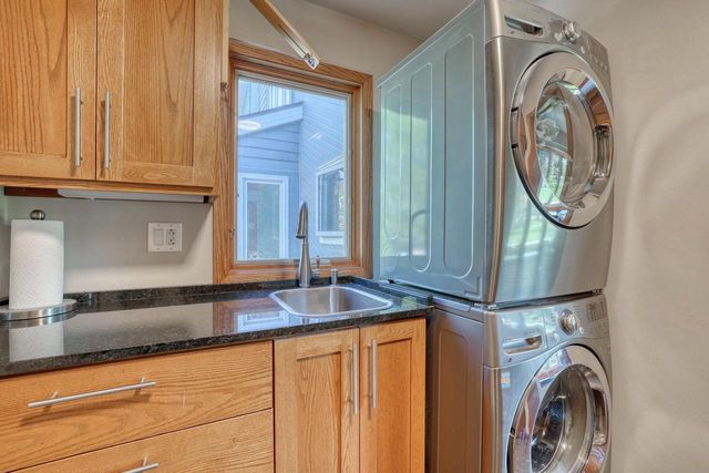 N2W31920 Twin Oaks DRIVE, Delafield, WI 53018