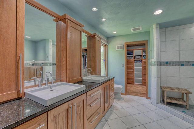 N2W31920 Twin Oaks DRIVE, Delafield, WI 53018