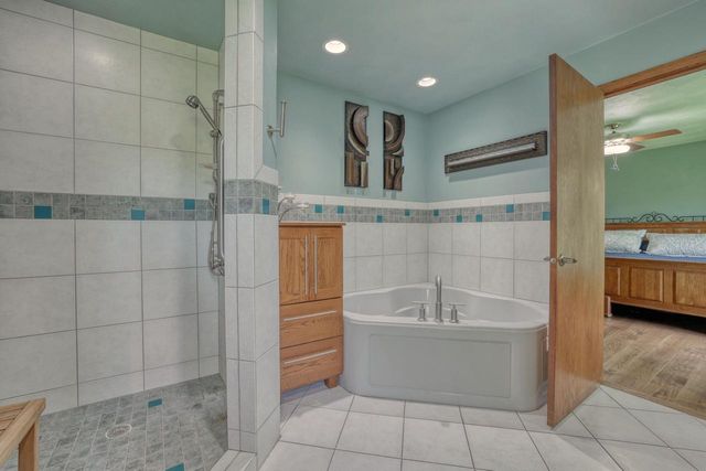 N2W31920 Twin Oaks DRIVE, Delafield, WI 53018