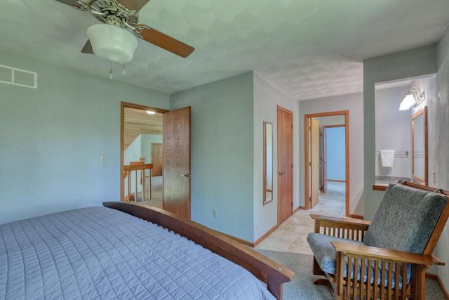 N2W31920 Twin Oaks DRIVE, Delafield, WI 53018