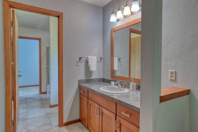 N2W31920 Twin Oaks DRIVE, Delafield, WI 53018