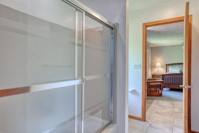 N2W31920 Twin Oaks DRIVE, Delafield, WI 53018