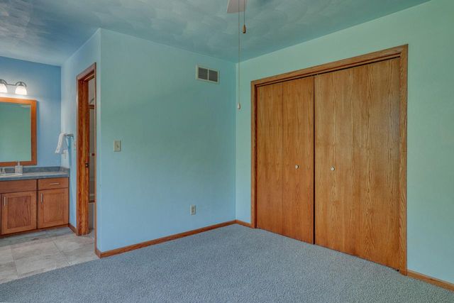 N2W31920 Twin Oaks DRIVE, Delafield, WI 53018