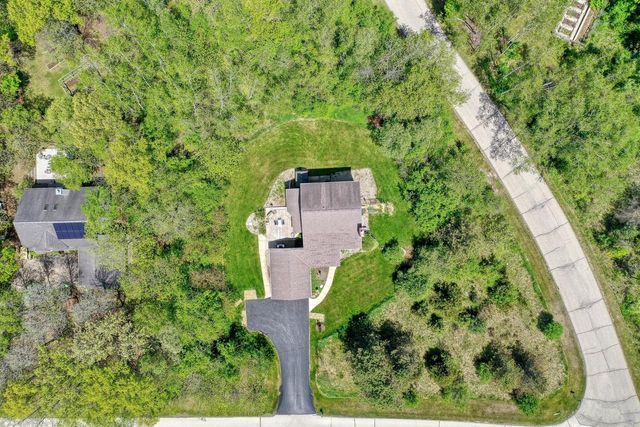 N2W31920 Twin Oaks DRIVE, Delafield, WI 53018