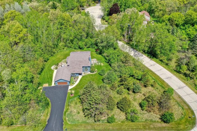 N2W31920 Twin Oaks DRIVE, Delafield, WI 53018