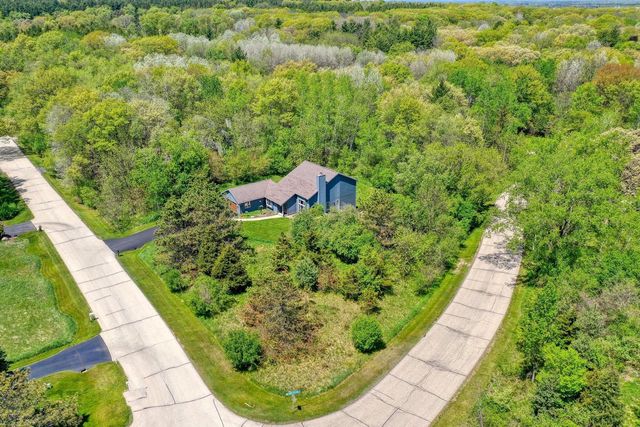 N2W31920 Twin Oaks DRIVE, Delafield, WI 53018