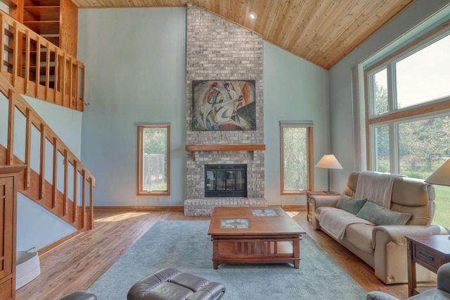 N2W31920 Twin Oaks DRIVE, Delafield, WI 53018