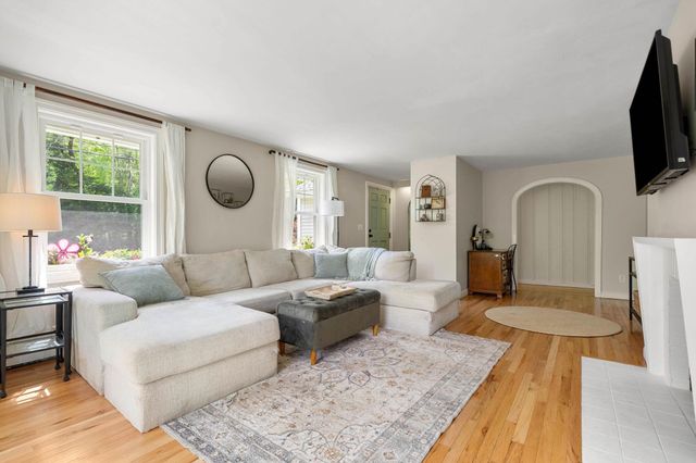 352 East Road, Hampstead, NH 03841