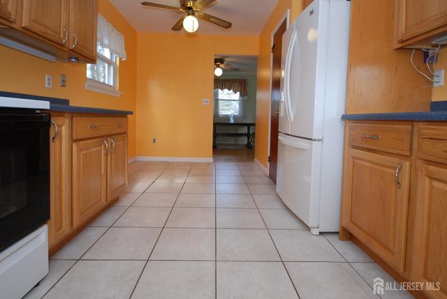 4 Linden S Lane, Plainsboro, NJ 08536