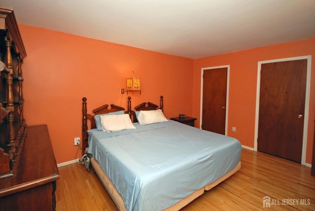 4 Linden S Lane, Plainsboro, NJ 08536