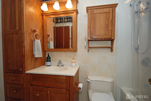 4 Linden S Lane, Plainsboro, NJ 08536