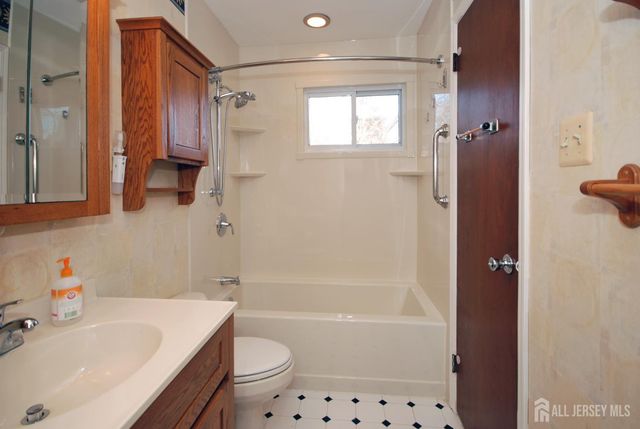 4 Linden S Lane, Plainsboro, NJ 08536