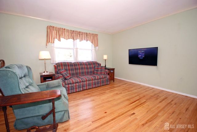 4 Linden S Lane, Plainsboro, NJ 08536