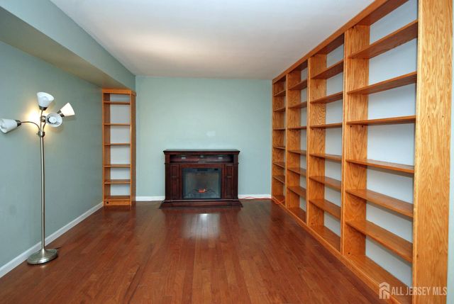 4 Linden S Lane, Plainsboro, NJ 08536