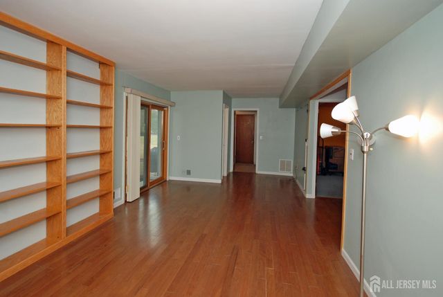 4 Linden S Lane, Plainsboro, NJ 08536