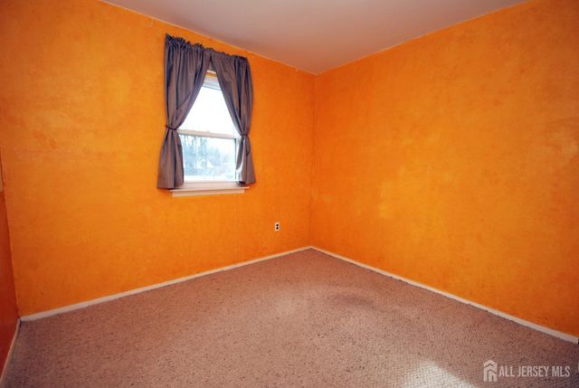 4 Linden S Lane, Plainsboro, NJ 08536