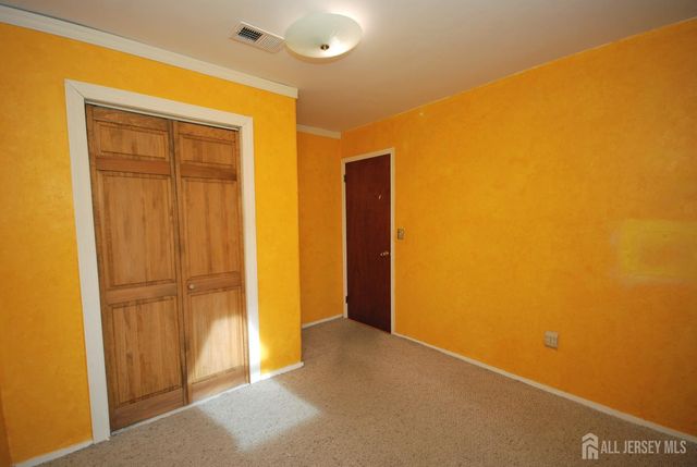 4 Linden S Lane, Plainsboro, NJ 08536