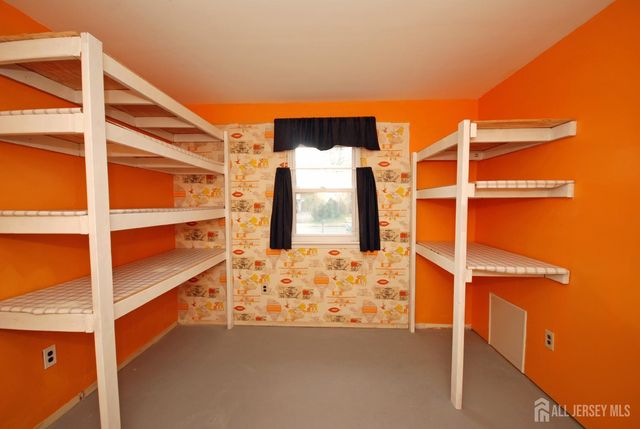 4 Linden S Lane, Plainsboro, NJ 08536