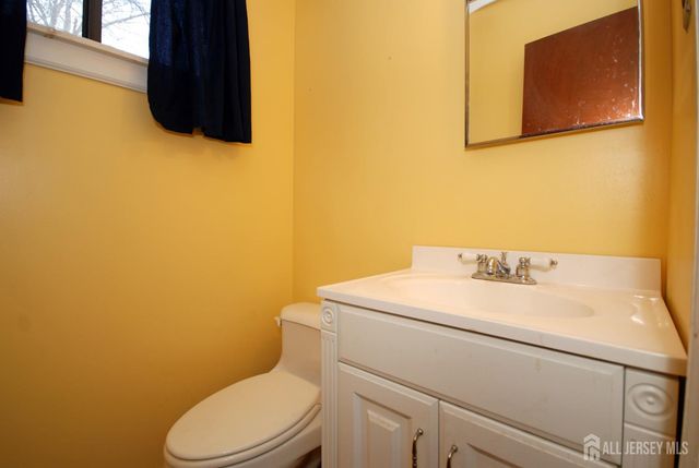 4 Linden S Lane, Plainsboro, NJ 08536