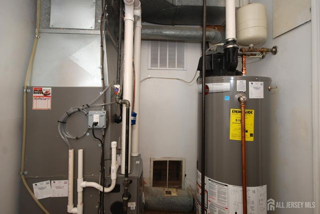 4 Linden S Lane, Plainsboro, NJ 08536