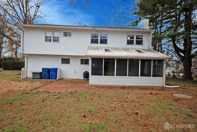 4 Linden S Lane, Plainsboro, NJ 08536