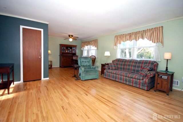 4 Linden S Lane, Plainsboro, NJ 08536