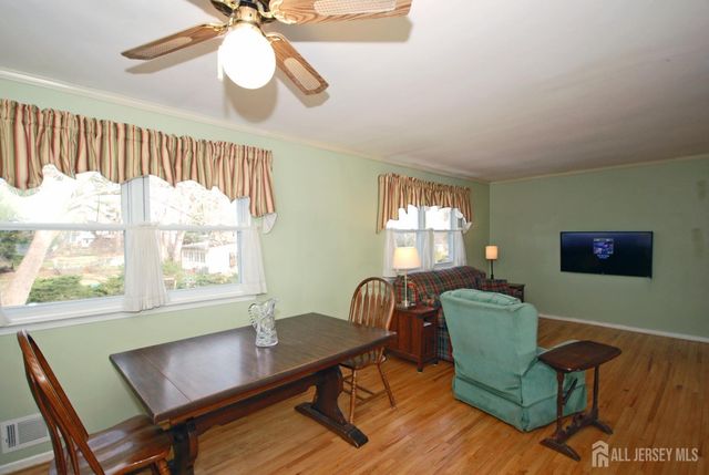 4 Linden S Lane, Plainsboro, NJ 08536