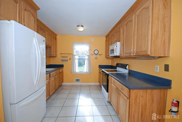 4 Linden S Lane, Plainsboro, NJ 08536