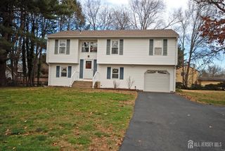4 Linden S Lane, Plainsboro, NJ 08536