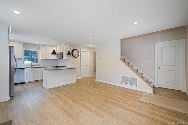 10 Terry Place, Center Moriches, NY 11934