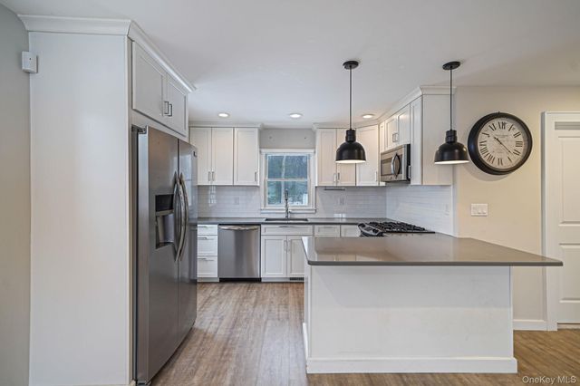 10 Terry Place, Center Moriches, NY 11934